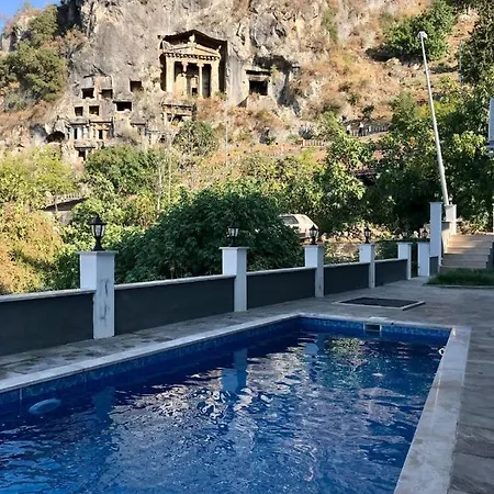 Close فتحية