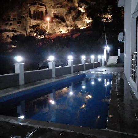 Close فتحية